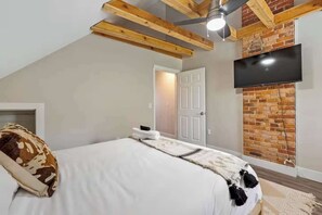 2 bedrooms, desk, iron/ironing board, WiFi