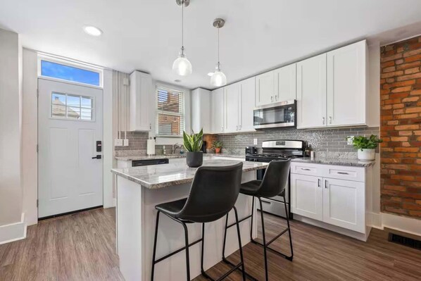 Fridge, microwave, oven, stovetop - Sophisticated Boho Condo Walkable Columbus (Columbus)