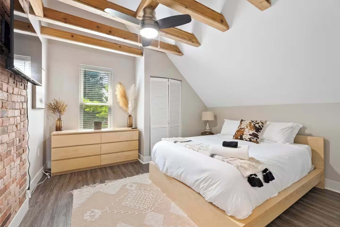 2 bedrooms, desk, iron/ironing board, WiFi