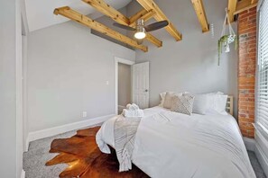 2 bedrooms, desk, iron/ironing board, WiFi