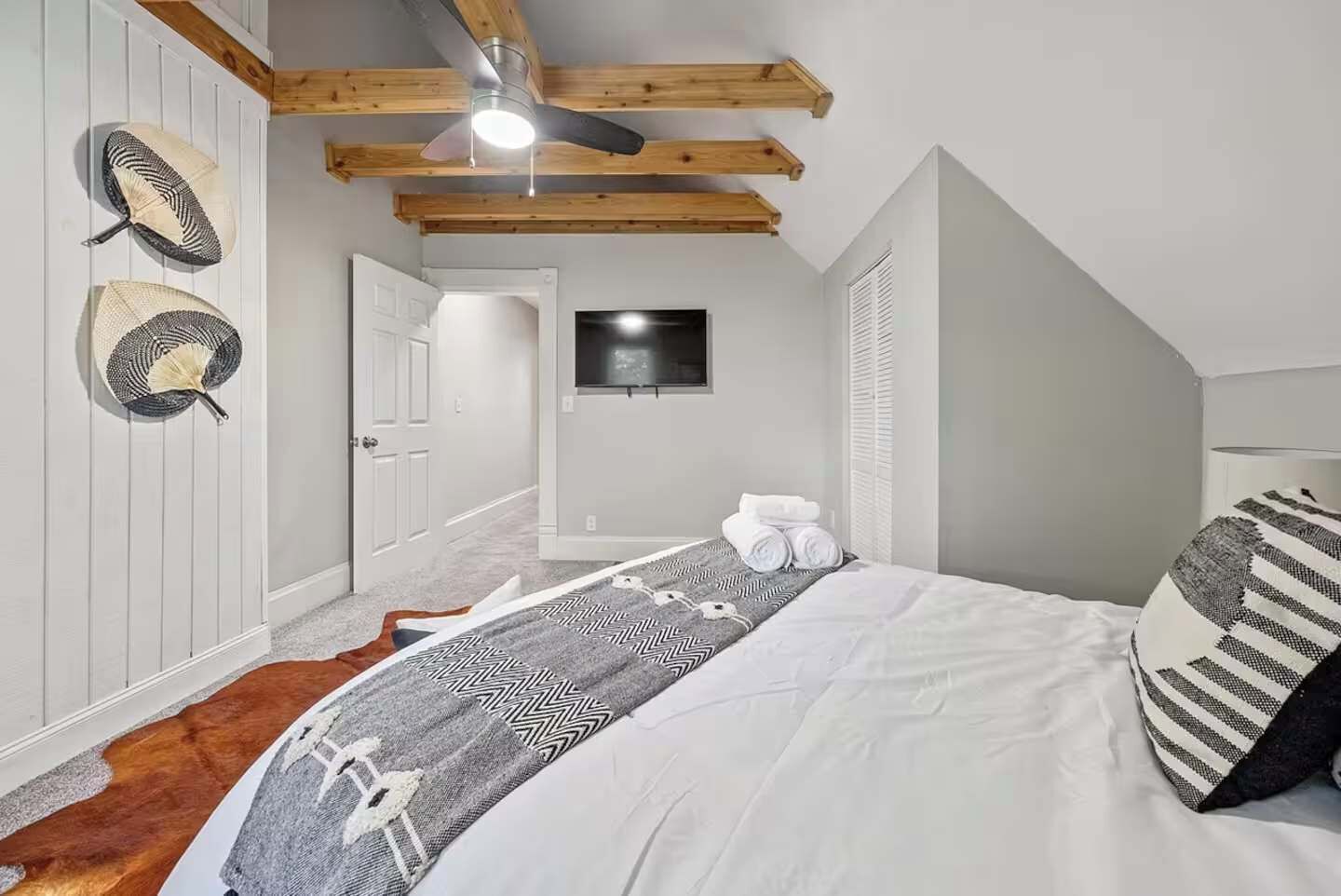 2 habitaciones, escritorio, tabla de planchar con plancha y wifi 