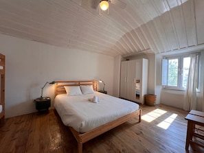 2 chambres, fer et planche à repasser, accès Internet, draps fournis