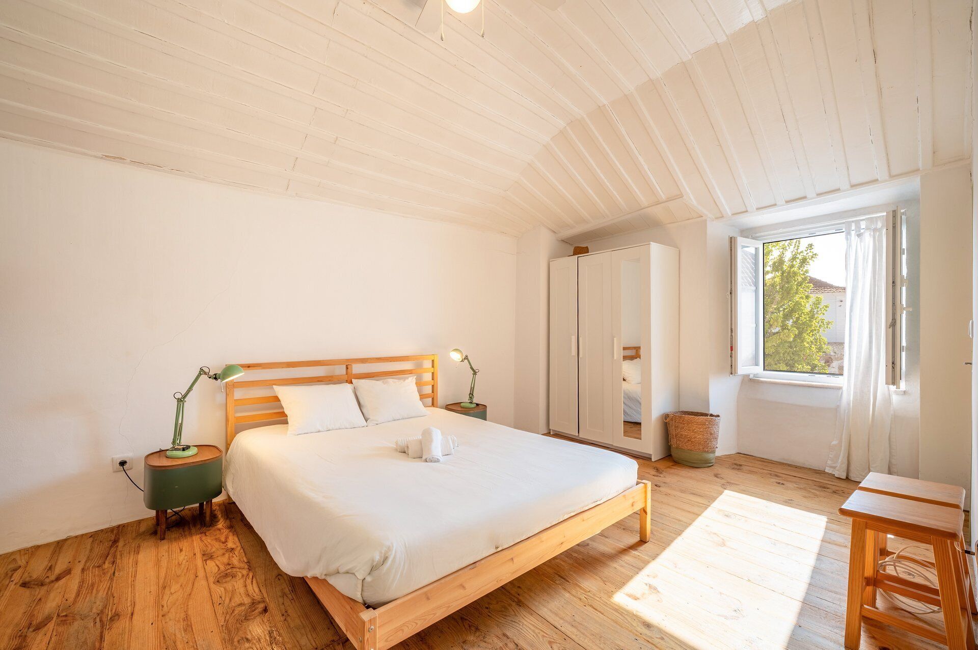 2 bedrooms, iron/ironing board, internet, bed sheets