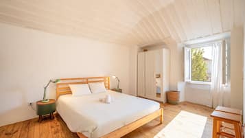 2 bedrooms, iron/ironing board, internet, bed sheets