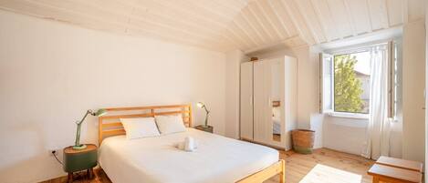 2 bedrooms, iron/ironing board, internet, bed sheets