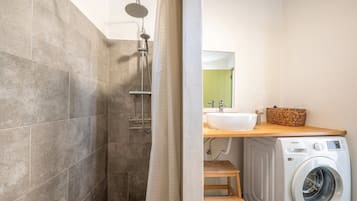 Dusche, Haartrockner, Handtücher