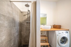 Douche, sèche-cheveux, serviettes fournies