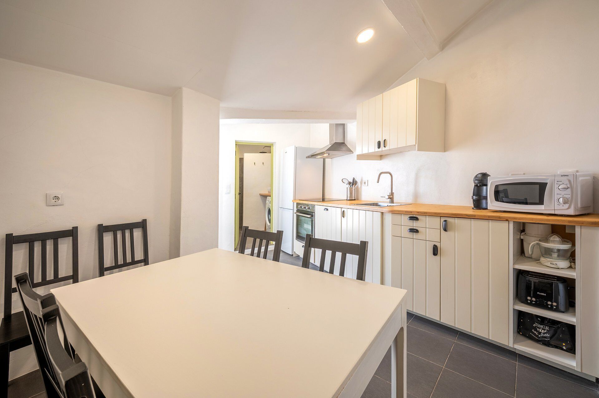 Jääkaappi, mikroaaltouuni, uuni, astianpesukone