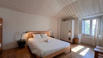 2 quartos, ferros/tábuas de passar roupa, acesso à internet