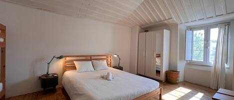 2 bedrooms, iron/ironing board, Internet, bed sheets