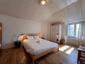 2 chambres, fer et planche à repasser, accès Internet, draps fournis