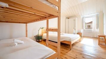 2 bedrooms, iron/ironing board, internet, bed sheets