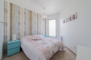 1 bedroom, bed sheets