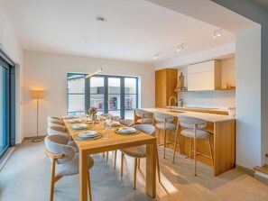 Kühlschrank, Ofen, Geschirrspüler, Kochgeschirr/Geschirr/Besteck