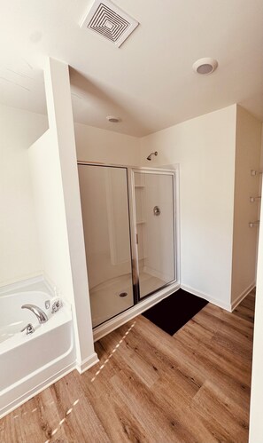 Shower, towels, soap, toilet paper - 4-bedroom house in charming Timberline Golf neighborhood with pool (Calera)