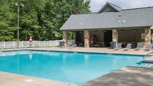 A swimming pool with lounge chairs and a covered patio area. - 4-bedroom house in charming Timberline Golf neighborhood with pool (Calera)