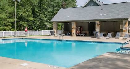 4-bedroom house in charming Timberline Golf neighborhood with pool