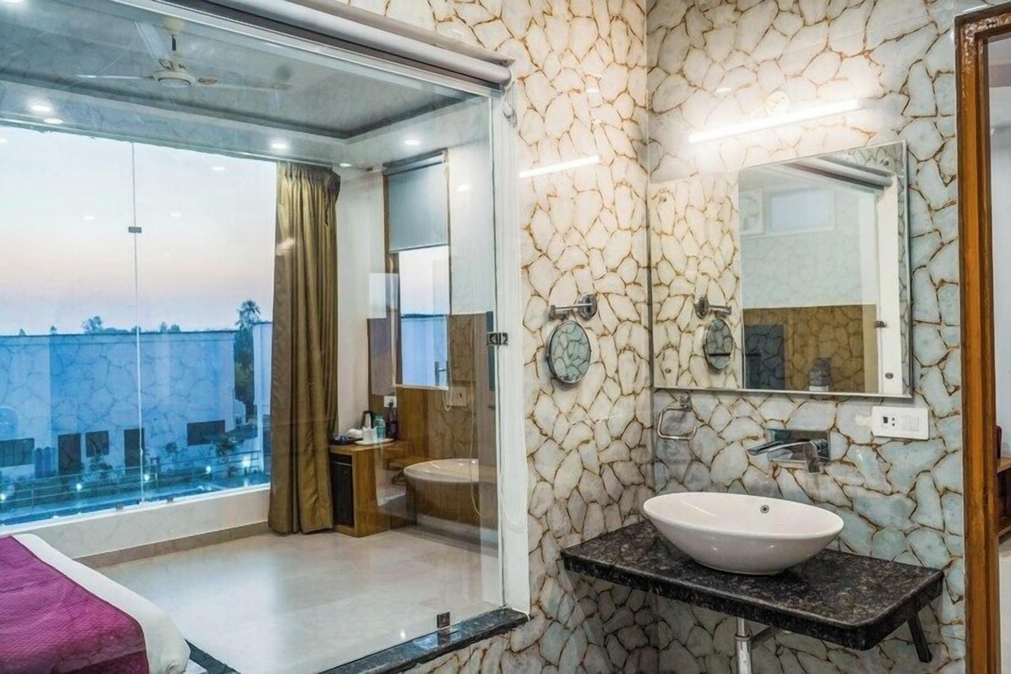 Habitación superior | Baño | Regadera, amenidades de baño de diseñador, bidet, jabón 