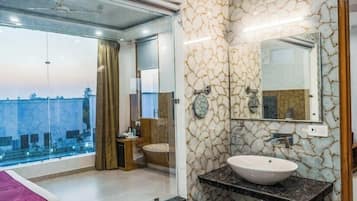 Habitación superior | Baño | Regadera, amenidades de baño de diseñador, bidet, jabón