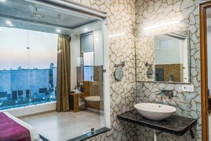 Habitación superior | Baño | Ducha, artículos de higiene personal de diseño, bidé y jabón