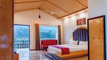 Travel cot, free WiFi, bed sheets