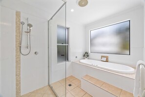 Dusche, Haartrockner, Handtücher, Shampoo