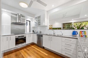 Køleskab, mikrobølgeovn, ovn, kogeplade