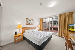 Desk, iron/ironing board, WiFi, bed sheets