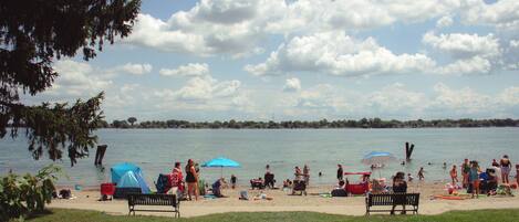 Aurinkotuoleja, rantapyyhkeitä