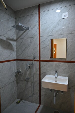 Kamar Triple Deluks | Kamar mandi | Jubah mandi