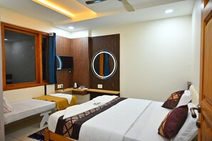 Deluxe driepersoonskamer | Een kluis op de kamer, verduisterende gordijnen, geluiddichte muren