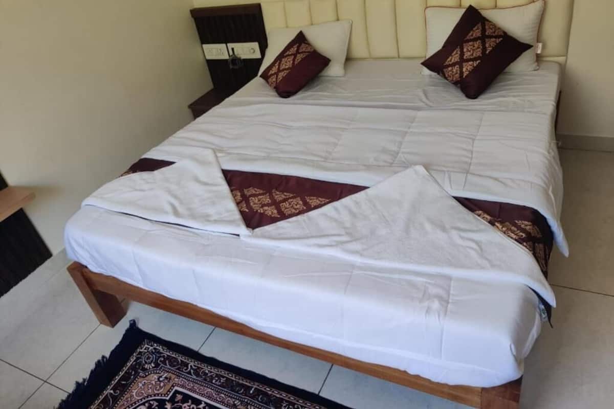 Tweepersoonskamer, uitzicht op tuin | Een kluis op de kamer, verduisterende gordijnen, geluiddichte muren