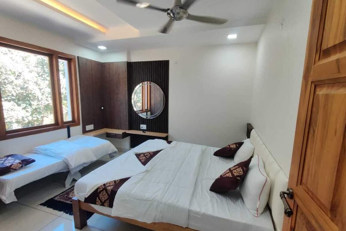 Driepersoonskamer, uitzicht op tuin | Een kluis op de kamer, verduisterende gordijnen, geluiddichte muren