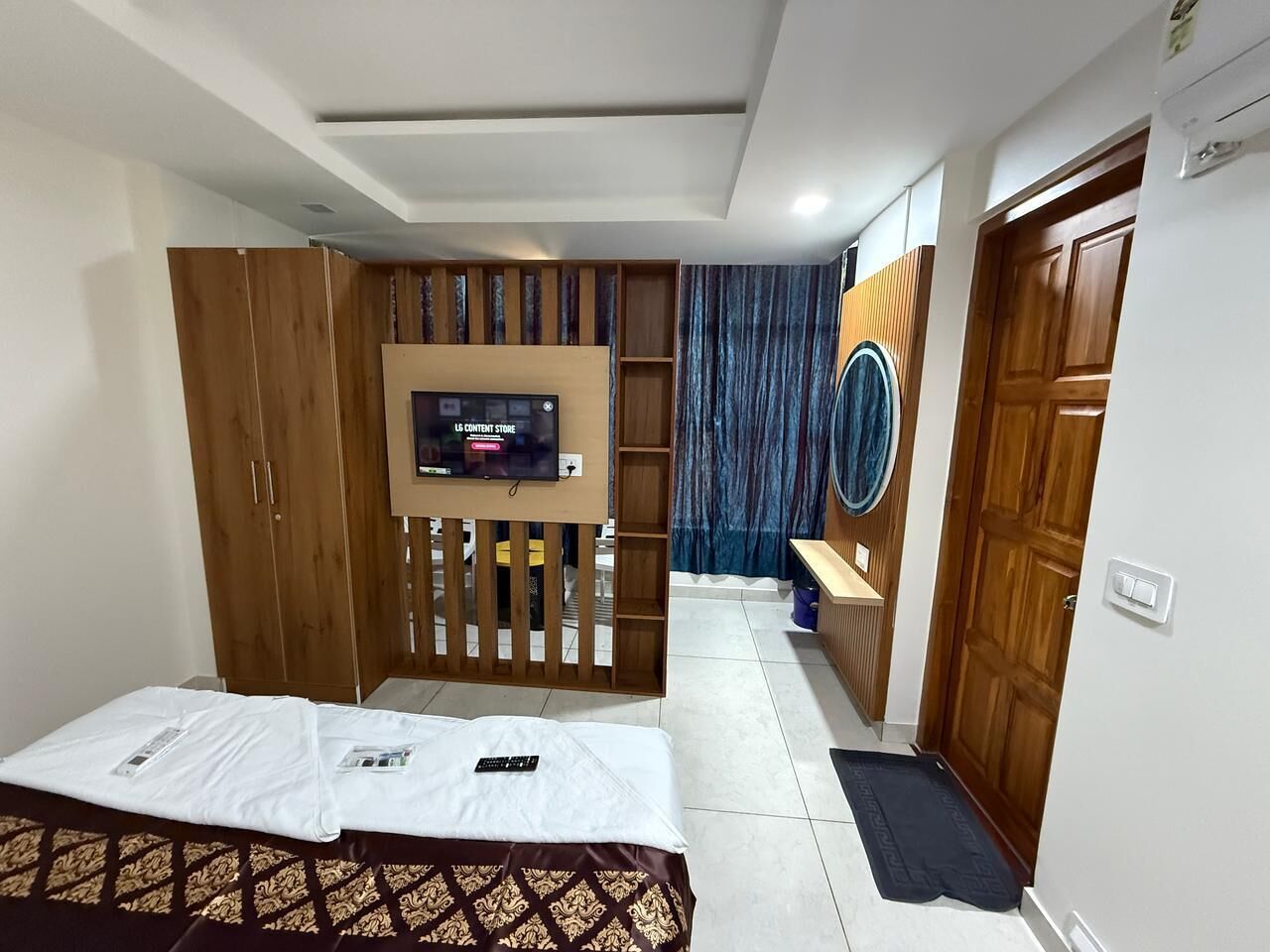 Deluxe suite | Een kluis op de kamer, verduisterende gordijnen, geluiddichte muren