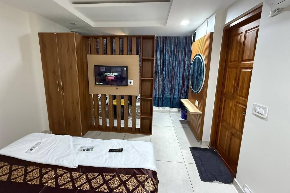 Deluxe Suite | In-room safe, blackout drapes, soundproofing, WiFi (free)