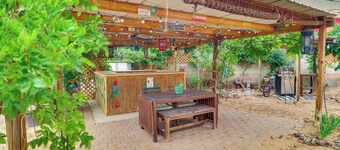 Outdoor Bar & Large Pool: Retro ABQ Retreat!