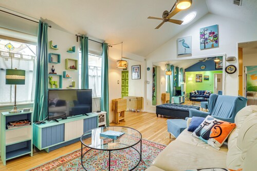 Outdoor Bar & Large Pool: Retro ABQ Retreat!