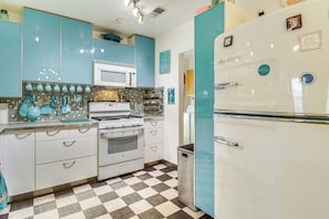 Fridge, microwave, stovetop, dishwasher