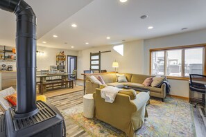 TV, fireplace
