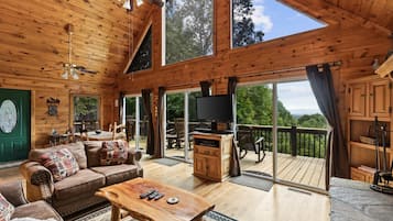 Televisio, takka, pöytäjalkapallopöytä, työhuone