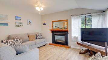 TV, fireplace