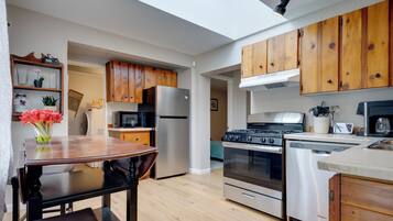 Fridge, microwave, stovetop, dishwasher