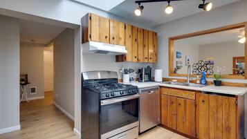 Fridge, microwave, stovetop, dishwasher