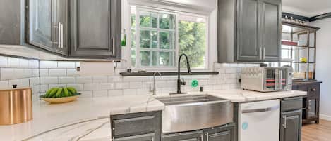 Fridge, microwave, stovetop, dishwasher
