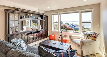 Puget Sound Views: Des Moines Apt w/ Patio