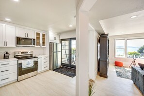 Fridge, microwave, stovetop, dishwasher - Puget Sound Views: Des Moines Apt w/ Patio (Des Moines)