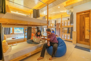 Bed in 10 Bed Mixed Dormitory | Free WiFi, bed sheets
