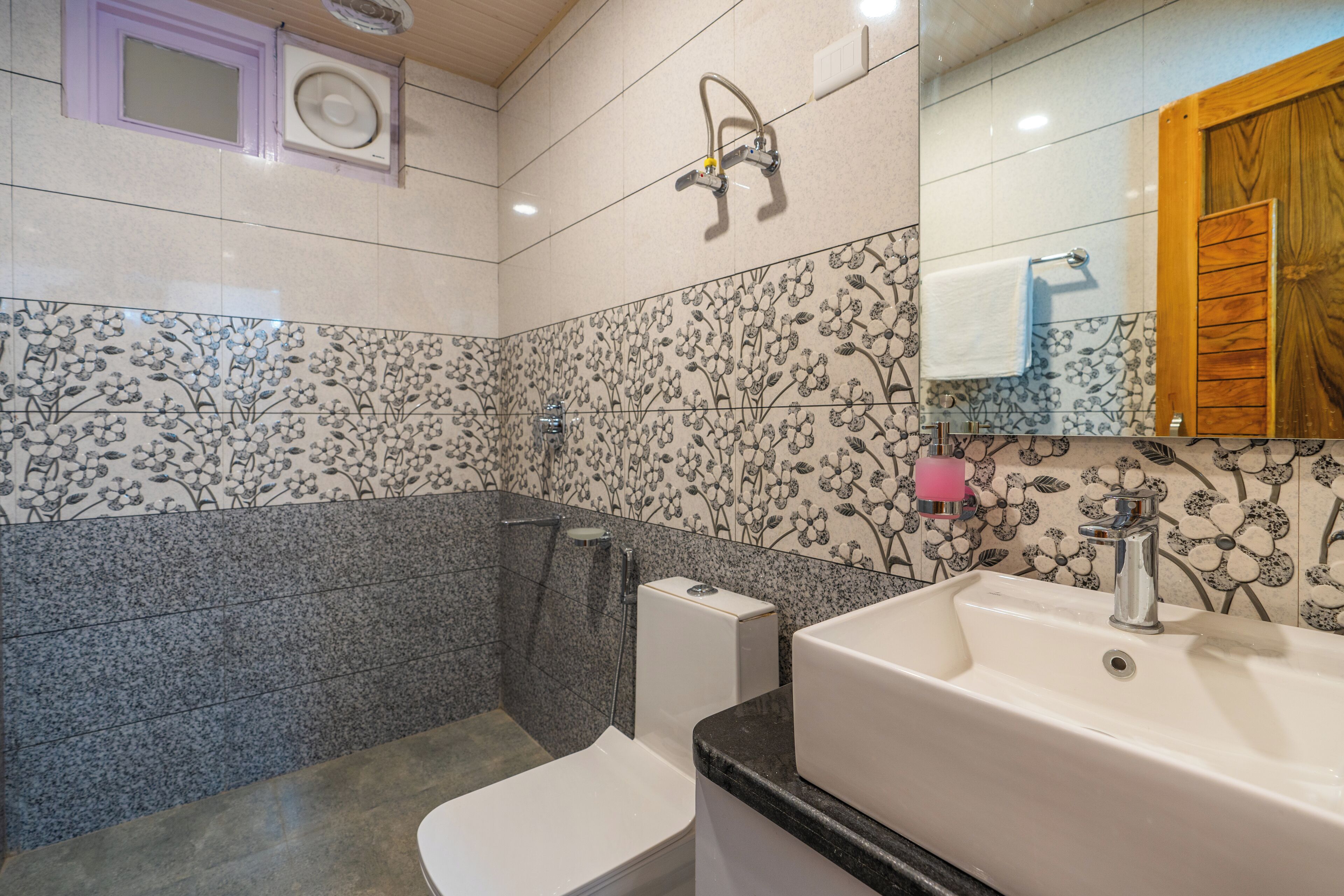 Un baño con inodoro, ducha y lavamanos.