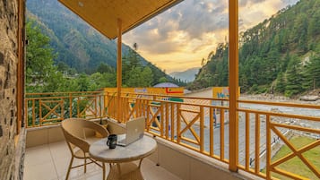 Bed in 10 Bed Mixed Dormitory | Balcony