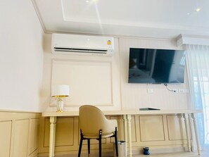 Grand Double Room, Non Smoking | Ruang tamu | 55 inci sebuah televisyen pintar dengan satelit